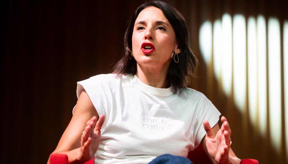 La secretaria política de Podemos y eurodiputada, Irene Montero, durante el diálogo 'Què s'ha de fer?', a 9 de abril de 2026, en Barcelona, Catalunya (España).