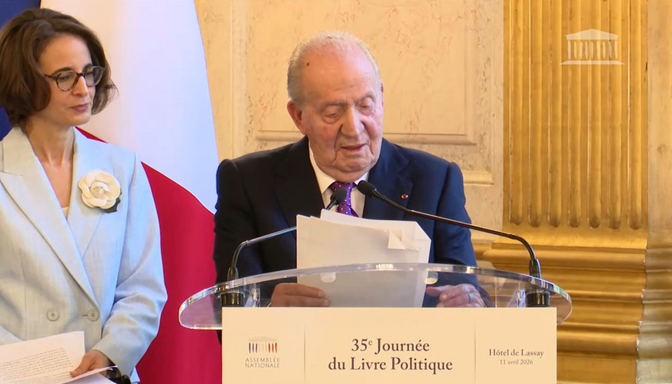 El Rey Juan Carlos recoge el premio especial al libro político en la Asamblea Nacional francesa.