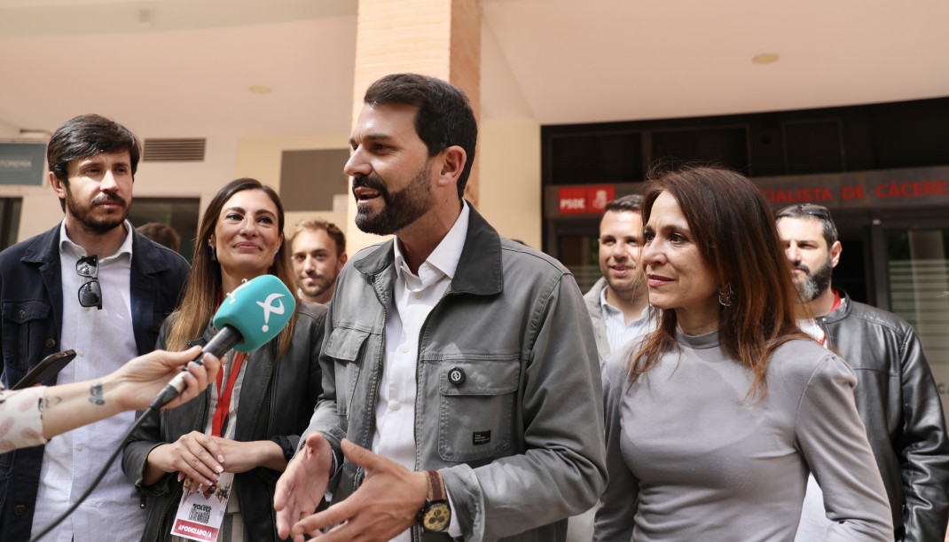 El candidato a la secretaría general del PSOE de Extremadura, Álvaro Sánchez Cotrina, en su visita este sábado a la sede del PSOE de Cáceres en el día en el que se celebran las primarias del par