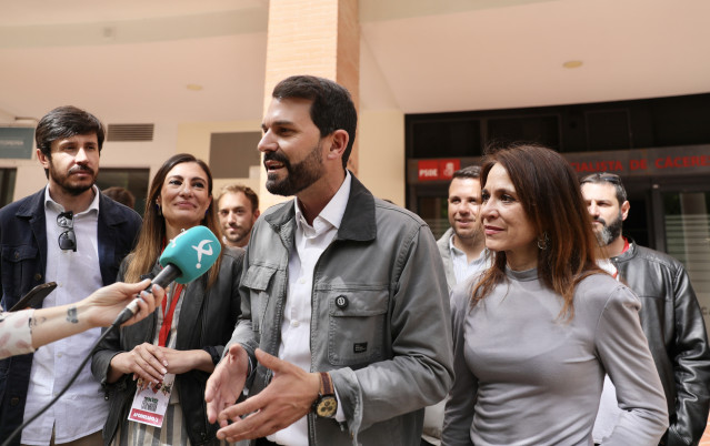 El candidato a la secretaría general del PSOE de Extremadura, Álvaro Sánchez Cotrina, en su visita este sábado a la sede del PSOE de Cáceres en el día en el que se celebran las primarias del partido en la región, a 11 de abril de 2026.