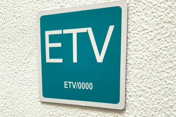 Archivo - Placa de estancia turística vacacional.