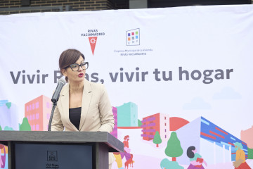 La ministra de Juventud e Infancia, Sira Rego, durante el acto de entrega de las llaves de 83  viviendas en régimen de alquiler para jóvenes, a 11 de abril de 2026, en Rivas Vaciamadrid, Madrid (Esp