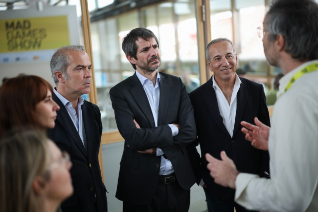 (I-D) El director general AEVI, José María Moreno, el ministro de Cultura, Ernest Urtasun, y el director general DEV, Antonio Fernández.