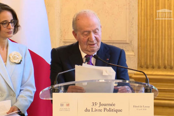 El Rey Juan Carlos recoge el premio especial al libro político en la Asamblea Nacional francesa.
