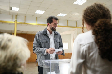 El candidato a liderar el PSOE de Extremadura, Álvaro Sánchez Cotrina, vota en las primarias del partido, a 11 de abril de 2026 en Salorino (Cáceres).