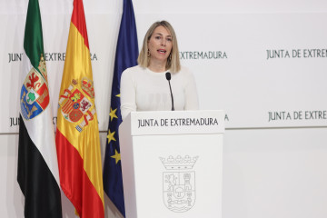La presidenta de la Junta de Extremadura en funciones, María Guardiola, en rueda de prensa en Mérida