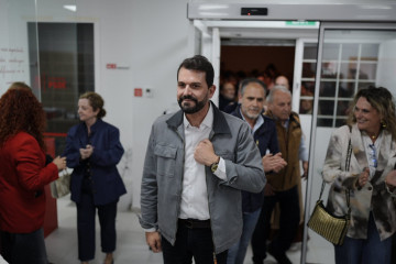 El nuevo secretario general del PSOE de Extremadura, Álvaro Sánchez Cotrina, a su llegada a la sede de la formación en Mérida, tras ganar las primarias, a 11 de abril de 2026, en Mérida (Badajoz)