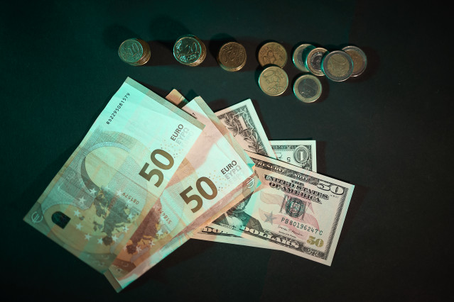 Archivo - Billetes y monedas, a 3 de septiembre de 2025, en Madrid (España).