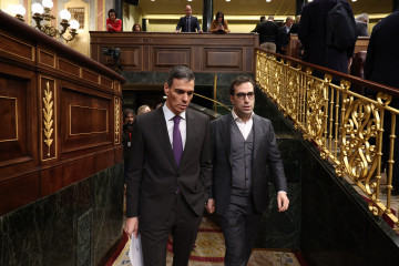 Archivo - El presidente del Gobierno, Pedro Sánchez (i), y el ministro de Economía y Comercio, Carlos Cuerpo (d), durante una sesión de control al Gobierno, en el Congreso de los Diputados, a 25 de