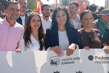 La número dos en las listas de Por Andalucía en Sevilla, Alejandra Durán (Podemos), acompañada de candidato a la presidencia de la Junta, Antonio Maíllo, manifestándose el domingo, 12 de abril, 