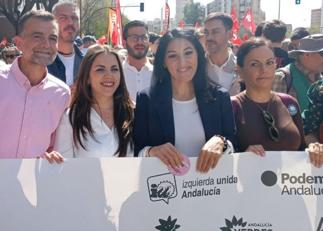 La número dos en las listas de Por Andalucía en Sevilla, Alejandra Durán (Podemos), acompañada de candidato a la presidencia de la Junta, Antonio Maíllo, manifestándose el domingo, 12 de abril, en la concentración convocada por Mareas Blancas.