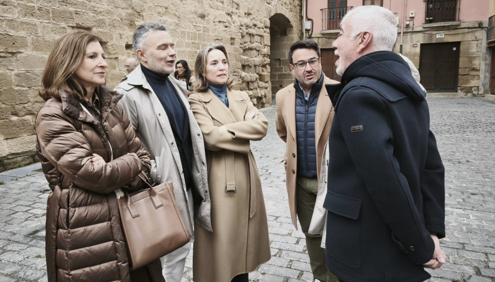 Gamarra, con el alcalde Conrado Escobar y más compañeros del PP en Logroño