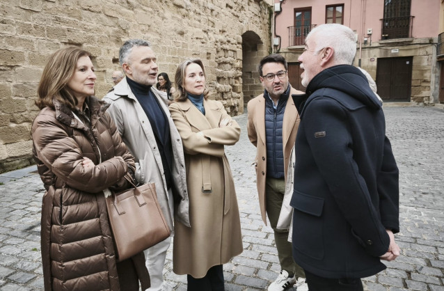 Gamarra, con el alcalde Conrado Escobar y más compañeros del PP en Logroño
