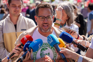 El candidato por AdelanteAndalucía, José Ignacio García atiende a los medios de comunicación en la manifestación de las Mareas Blancas. A 12 de abril de 2026 en Sevilla, Andalucía (España).Cien