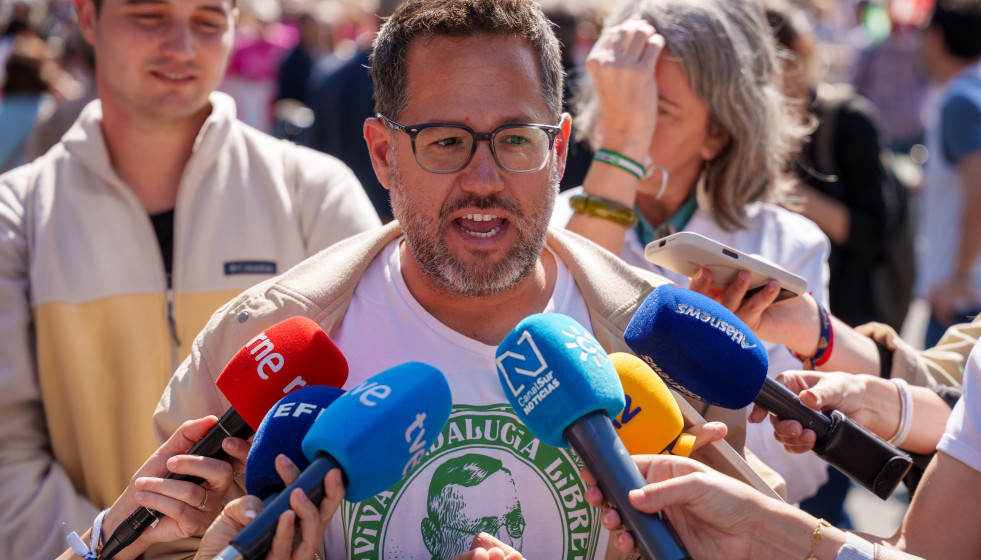 El candidato por AdelanteAndalucía, José Ignacio García atiende a los medios de comunicación en la manifestación de las Mareas Blancas. A 12 de abril de 2026 en Sevilla, Andalucía (España).Cien