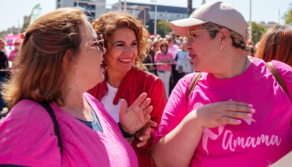 La candidata a la Junta de Andalucía por el Partido PSOE-A María Jesús Montero conversa con Anabel perjudicada de AMAMA de la manifestación de las Mareas Blancas. A 12 de abril de 2026 en Sevilla,