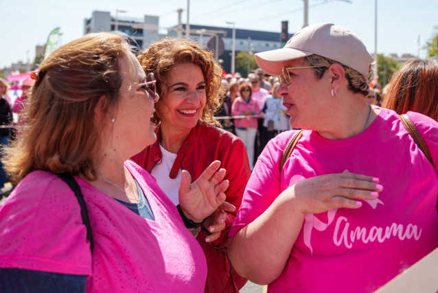 La candidata a la Junta de Andalucía por el Partido PSOE-A María Jesús Montero conversa con Anabel perjudicada de AMAMA de la manifestación de las Mareas Blancas. A 12 de abril de 2026 en Sevilla, Andalucía (España).Cientos de personas están convocadas es