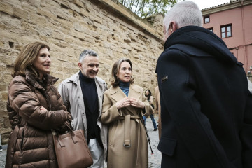 Cuca Gamarra, junto al alcalde de Logroño, Conrado Escobar, y otros compañeros del PP, hoy en la capital riojana.
