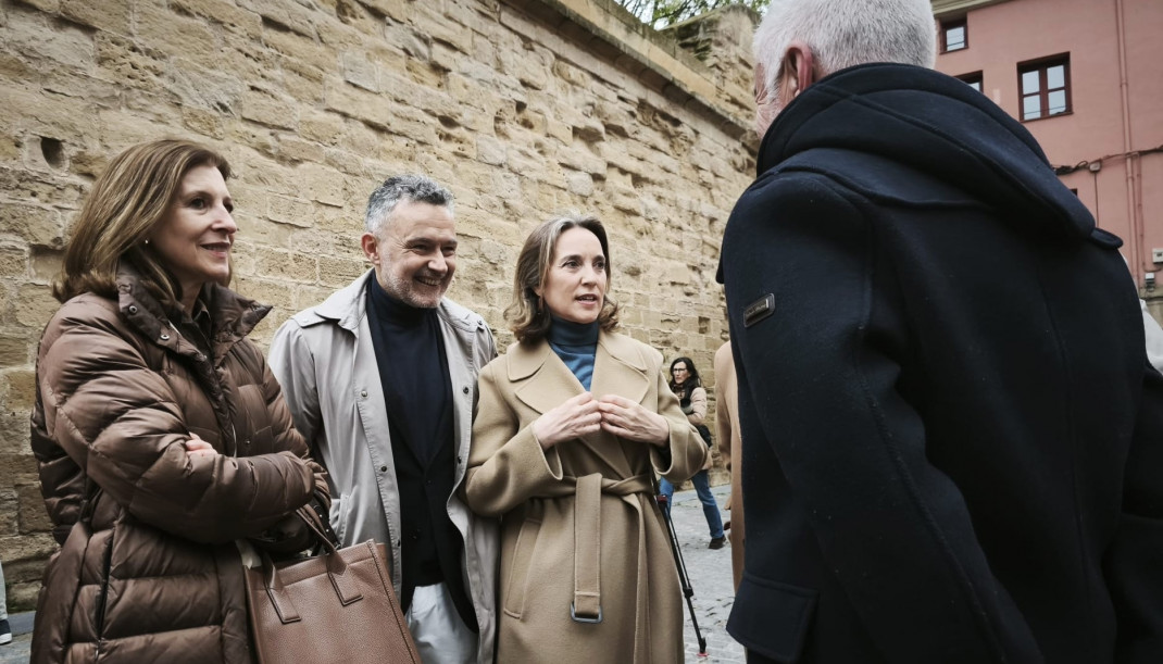 Cuca Gamarra, junto al alcalde de Logroño, Conrado Escobar, y otros compañeros del PP, hoy en la capital riojana.