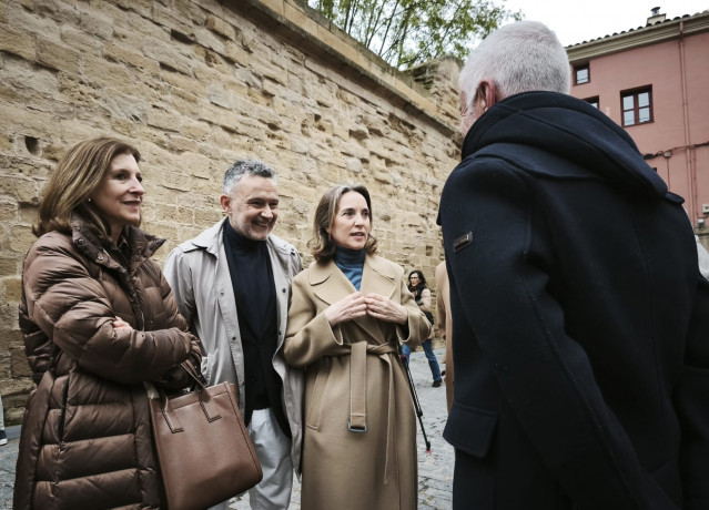 Cuca Gamarra, junto al alcalde de Logroño, Conrado Escobar, y otros compañeros del PP, hoy en la capital riojana.