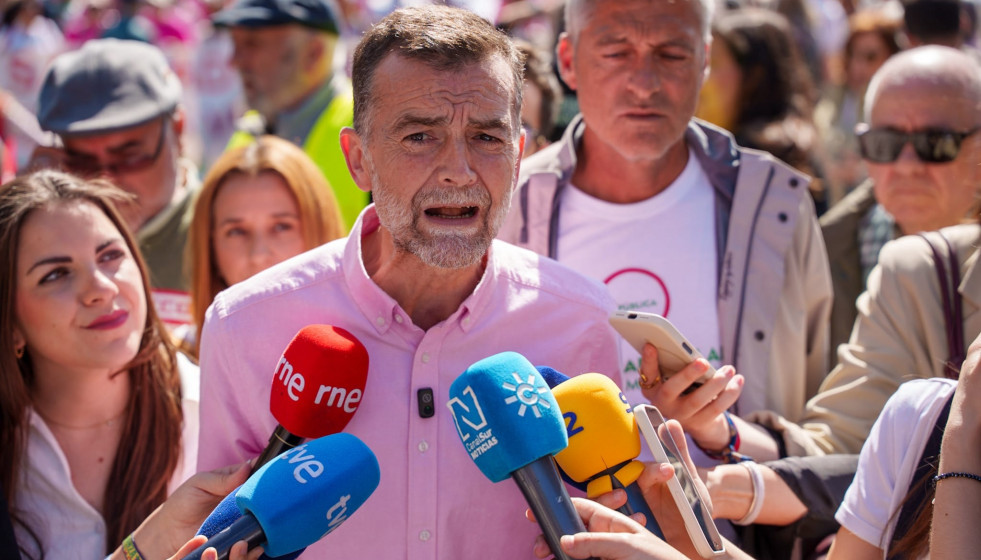 El candidato de la coalición Por Andalucía a la Presidencia de la Junta de Andalucía, Antonio Maíllo, en la concentración convocada por Mareas Blancas en Sevilla. A 12 de abril de 2025.