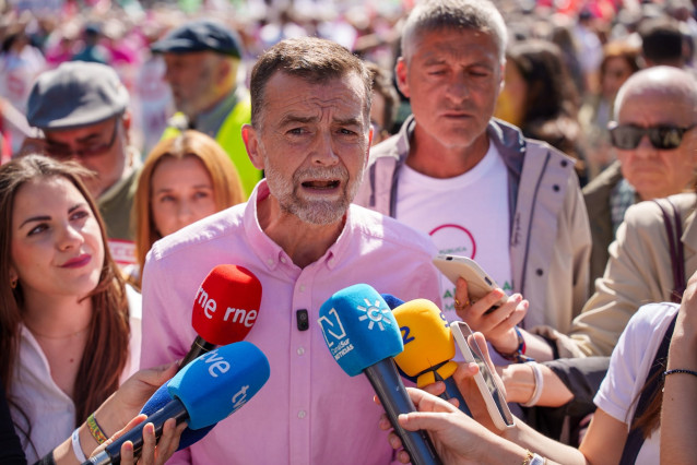 El candidato de la coalición Por Andalucía a la Presidencia de la Junta de Andalucía, Antonio Maíllo, en la concentración convocada por Mareas Blancas en Sevilla. A 12 de abril de 2025.