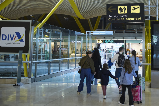 Viajeros en la Terminal T4 del Aeropuerto Adolfo Suárez Madrid-Barajas, a 30 de marzo de 2026, en Madrid (España).