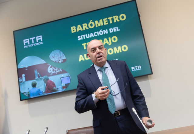 Archivo - El presidente de ATA, Lorenzo Amor, durante una rueda de prensa, en la sede de la CEOE.