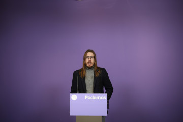 Archivo - El secretario de organización y portavoz de Podemos, Pablo Fernández, ofrece una rueda de prensa en la sede de Podemos, a 9 de febrero de 2026, en Madrid (España). Podemos ha vuelto a exp