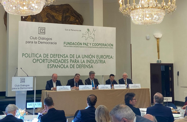 El jefe de Unidad Defensa y Preparación en la Secretaría General de la Comisión Europea, Diego de Ojeda, en el desayuno informativo 'Política de defensa de la Unión Europea',  del Club Diálogos para la Democracia, a 13 de abril de 2026, en Madrid (España)
