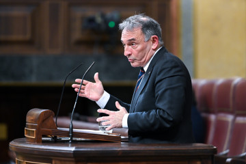 El diputado de Sumar Enrique Santiago interviene durante una sesión plenaria en el Congreso de los Diputados, a 17 de marzo de 2026, en Madrid (España).