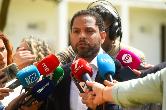 El secretario general de Vox, Ignacio Garriga, atiende a los medios tras la reunión en Málaga del Comité Ejecutivo Nacional, el Comité de Acción Política y portavoces nacionales y regionales de Vox. A 9 de abril de 2026 en Málaga (Andalucía, España). El s