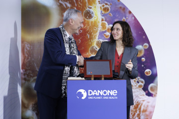 La presidenta de la Comunidad de Madrid, Isabel Díaz Ayuso, junto al director general de Danone, François Lacombe,