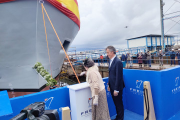 Botadura del 'Proserpina', buque de apoyo de la Escuela Militar de Buceo de la Armada, en astilleros Freire de Vigo, amadrinado por la arqueóloga Olga Vallespín.