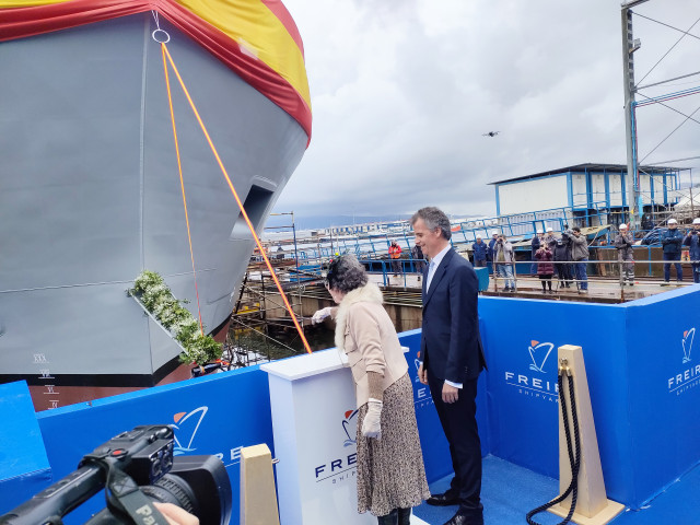 Botadura del 'Proserpina', buque de apoyo de la Escuela Militar de Buceo de la Armada, en astilleros Freire de Vigo, amadrinado por la arqueóloga Olga Vallespín.