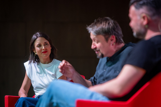 El portavoz de ERC en el Congreso de los Diputados, Gabriel Rufián y la secretaria política de Podemos y eurodiputada, Irene Montero, durante el diálogo 'Què s'ha de fer?', moderada por Xavier Domènech