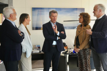 El líder del PP, Alberto Núñez Feijóo, antes de presidir la reunión del comité de dirección del PP. Le acompañan varios miembros de su equipo, Dolors Montserrat, Esteban González Pons, Alma E