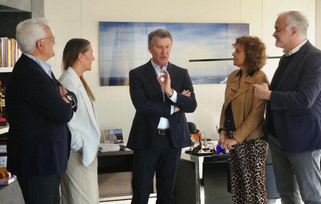 El líder del PP, Alberto Núñez Feijóo, antes de presidir la reunión del comité de dirección del PP. Le acompañan varios miembros de su equipo, Dolors Montserrat, Esteban González Pons, Alma Ezcurra e Ildefonso Castro.