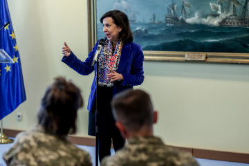 Archivo - La ministra de Defensa, Margarita Robles, interviene en un encuentro informativo con periodistas, en el Ministerio de Defensa, a 10 de noviembre de 2022, en Madrid (España).