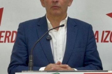 Enrique Santiago en la sede provincial de IU en Córdoba.