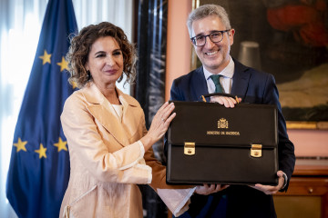 La secretaria general del PSOE-A y candidata a la Presidencia de la Junta de Andalucía, María Jesús Montero (i), y el ministro de Hacienda, Arcadi España.