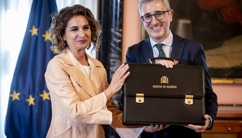 La secretaria general del PSOE-A y candidata a la Presidencia de la Junta de Andalucía, María Jesús Montero (i), y el ministro de Hacienda, Arcadi España.