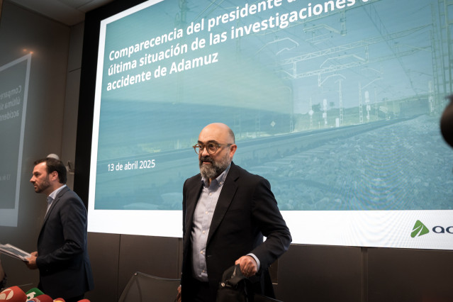 El presidente de Adif, Pedro Marco de la Peña (d), atiende a los medios de comunicación, a 13 de abril de 2026, en Madrid