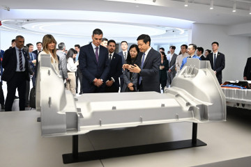 El presidene del Gobierno, Pedro Sánchez, visita la sede de Xiaomi en Pekín durante su viaje oficial.