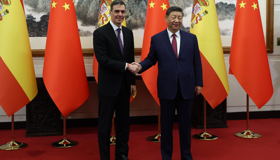 Archivo - El presidente del Gobierno de España, Pedro Sánchez (i) y el presidente de la República Popular China, Xi Jinping (d) en el año 2025.