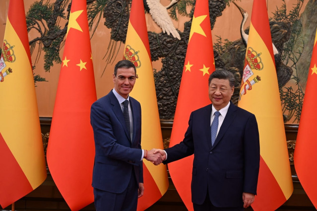 El presidente del Gobierno, Pedro Sánchez, y su homólogo chino, Xi Jinping, en el Gran Palacio del Pueblo de Pekín.