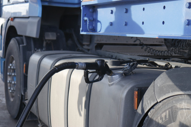 Archivo - Una persona reposta gasolina en su camión en una gasolinera en Albacete