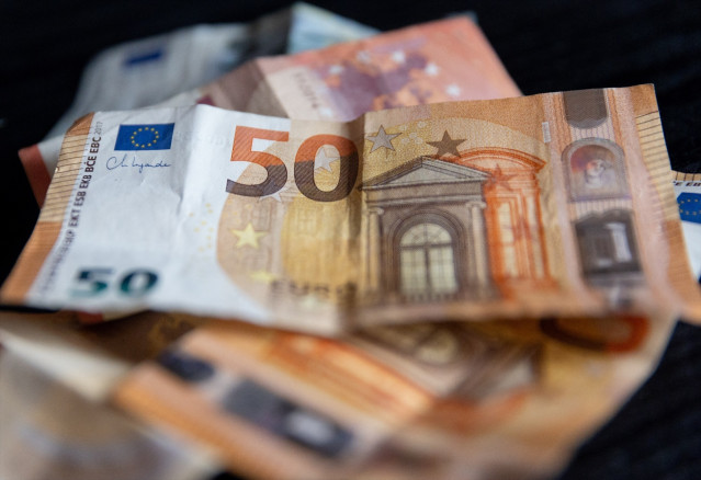 (Foto de ARCHIVO) Varios billetes, a 9 de enero de 2024, en Madrid (España).