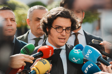 El diputado de VOX José María Figaredo atiende a los medios de comunicación en el Patio de los Naranjos de la Asamblea de Extremadura, a 25 de marzo de 2026, en Mérida, Extremadura (España). El P