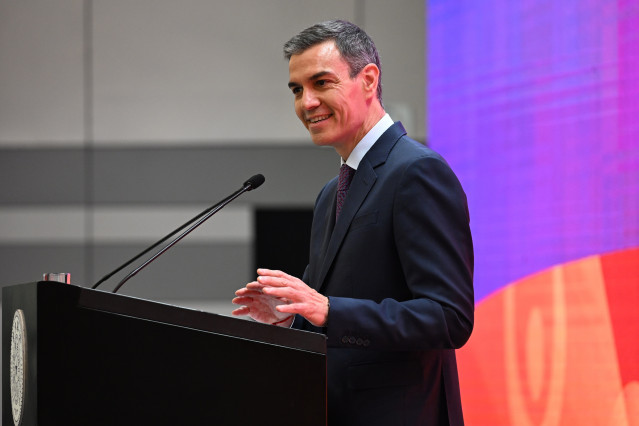 El presidente del Gobierno, Pedro Sánchez, ofrece una conferencia en la Universidad Tsinghua, a 13 de abril de 2026, en Pekín (China), durante la que es la cuarta visita oficial de Sánchez a China.